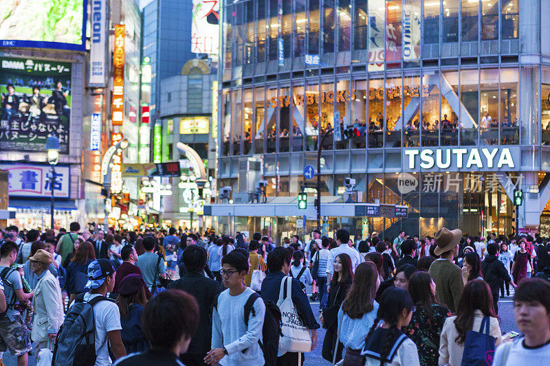 日本东京市中心涩谷十字路口的行人