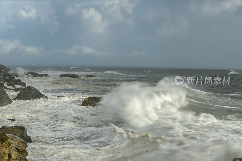 加利福尼亚海岸附近汹涌的海浪