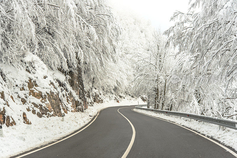 空旷的道路穿过白雪覆盖的景观