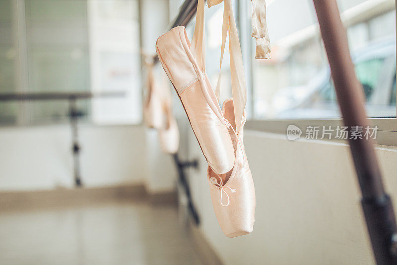 芭蕾舞鞋挂在木杆上