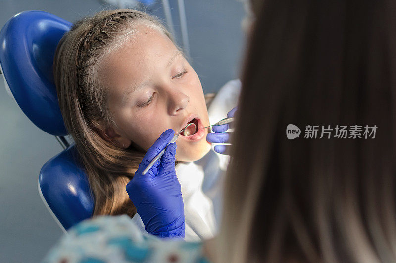 牙医诊所的女孩在控制自己