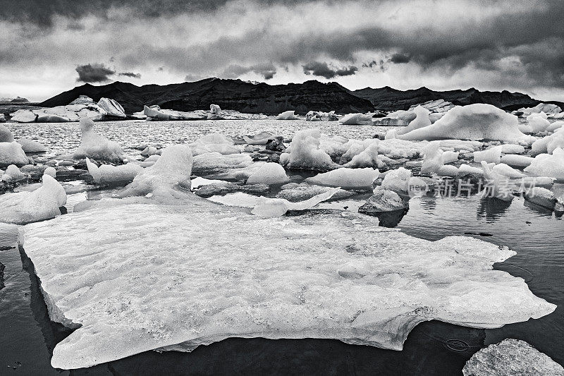 冰岛的Jokulsarlon礁湖冰山