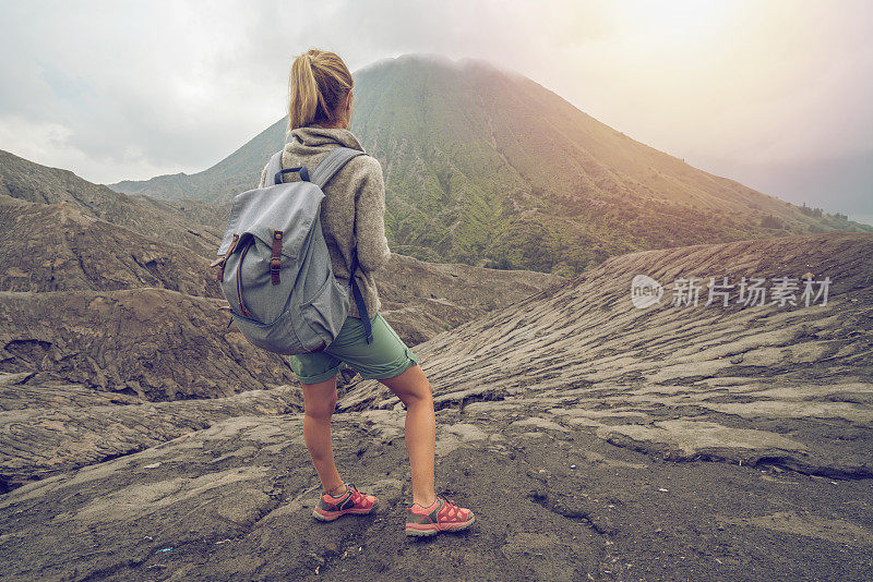 年轻女子徒步旅行沉思火山景观从山顶看布罗莫火山-人们旅行冒险的概念