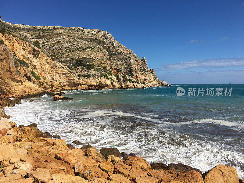 西班牙科斯塔布兰卡爪哇附近的夏季风景和山脉