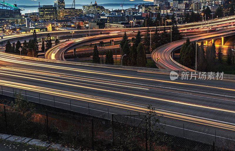 5号州际公路和西雅图市中心天际线的高架景观