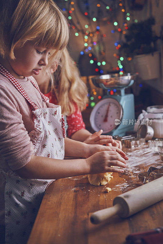 小女孩揉面团做圣诞饼干