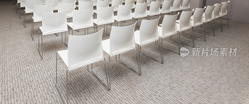 会议室-报告厅空着的白色椅子