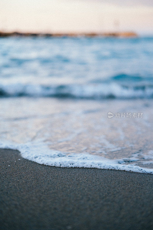 海浪掠过沙滩