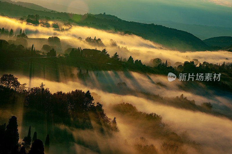 看看意大利托斯卡纳蒙特普恰诺的雾蒙蒙的风景