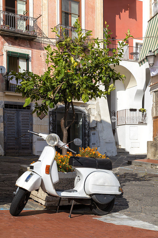 意大利阿马尔菲海岸老城的经典滑板车