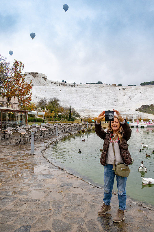 快乐的女人探索土耳其的Pamukkale