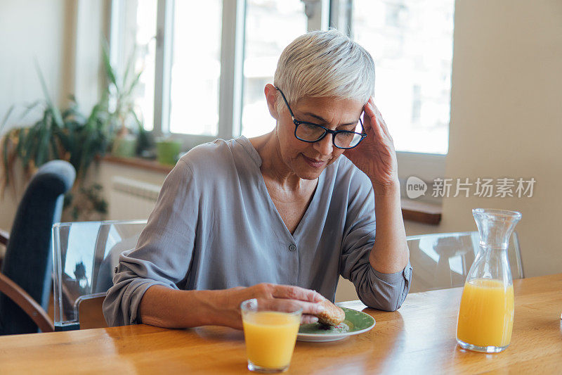 女人严肃地看着餐桌