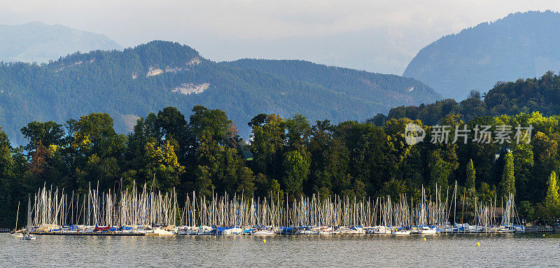 瑞士日内瓦湖滨码头上的帆船