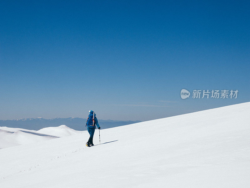 女攀登者正在攀登这座高海拔山峰的顶峰