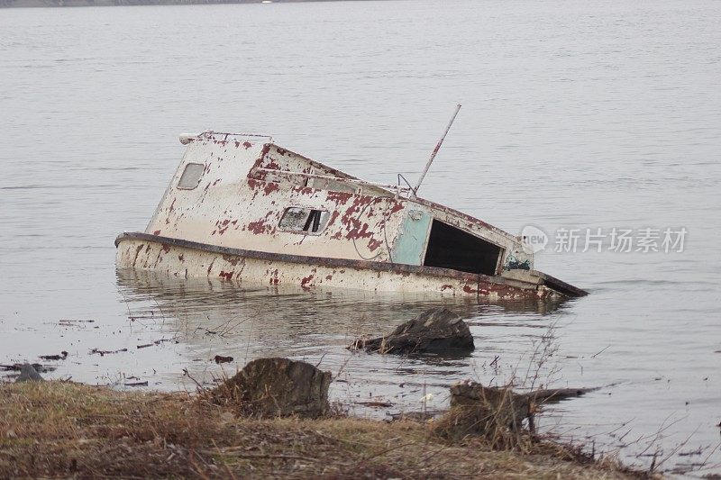 沉船在河水中