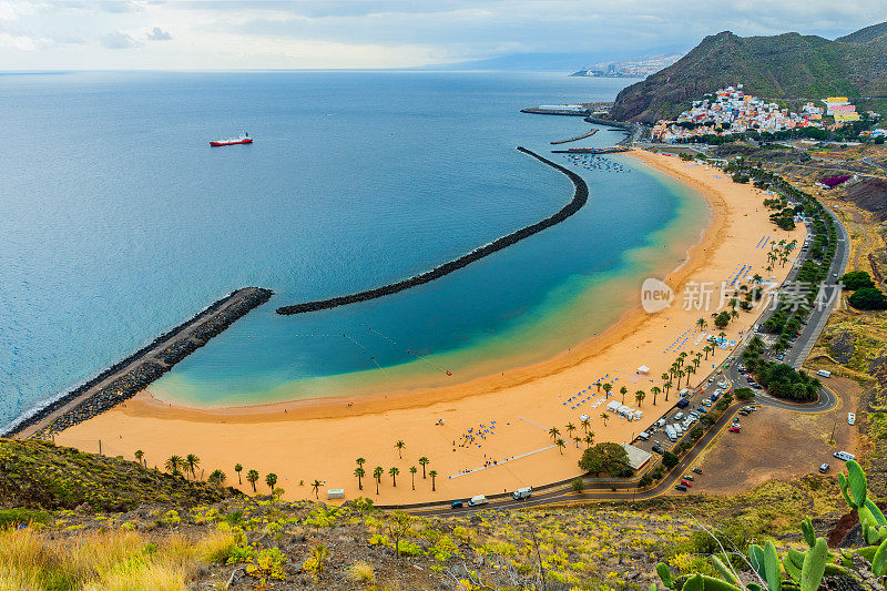 美丽的海滩在加那利岛，拉斯特雷西塔斯，特内里费，西班牙