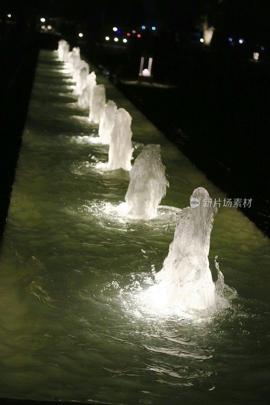 印度门公园形象现代，花岗岩喷泉槽，夜景