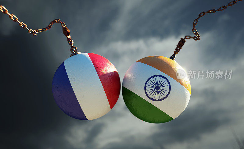 破坏球纹理与法国和印度国旗在黑暗的暴风雨的天空