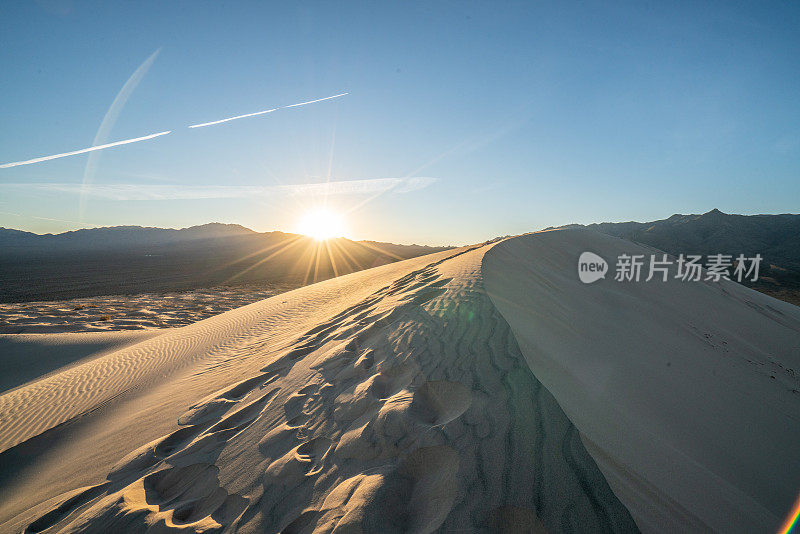 美丽的沙丘日出在莫哈韦沙漠国家保护区