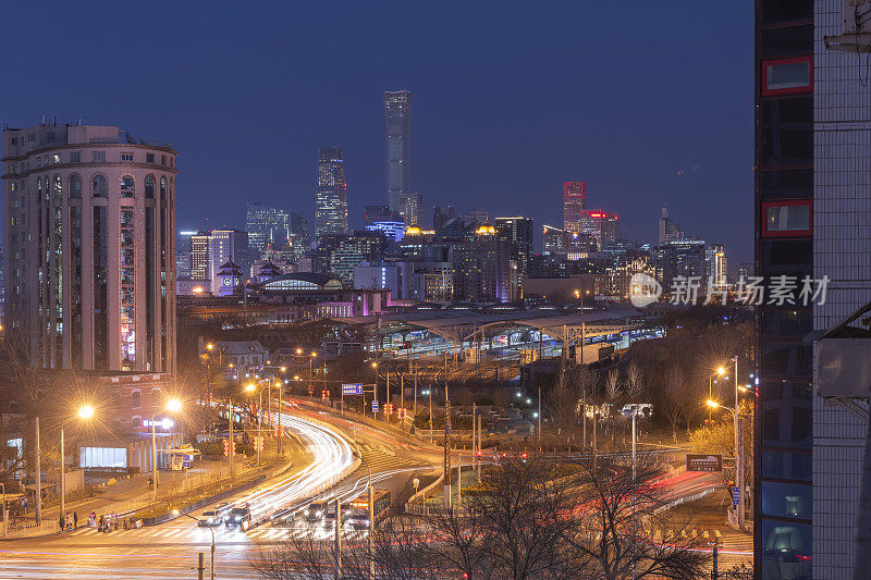 夜晚在北京中央商务区高楼林立的天际线上，中国城市的景观