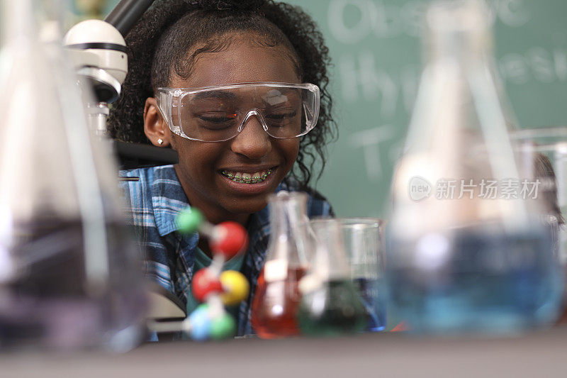 初中生在课堂上进行科学实验。