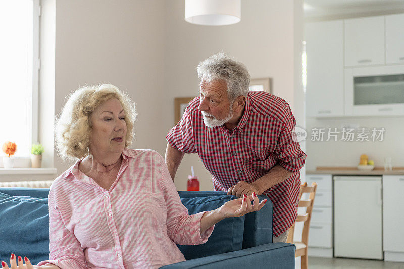 一对老夫妇在吵架。