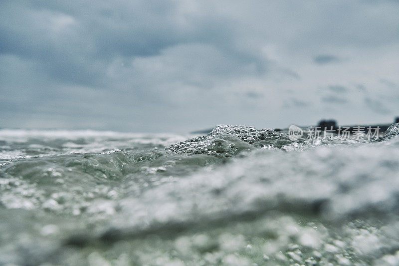 透过菲斯特拉海滩的海面，纽基在一个阴雨的6月的一天。