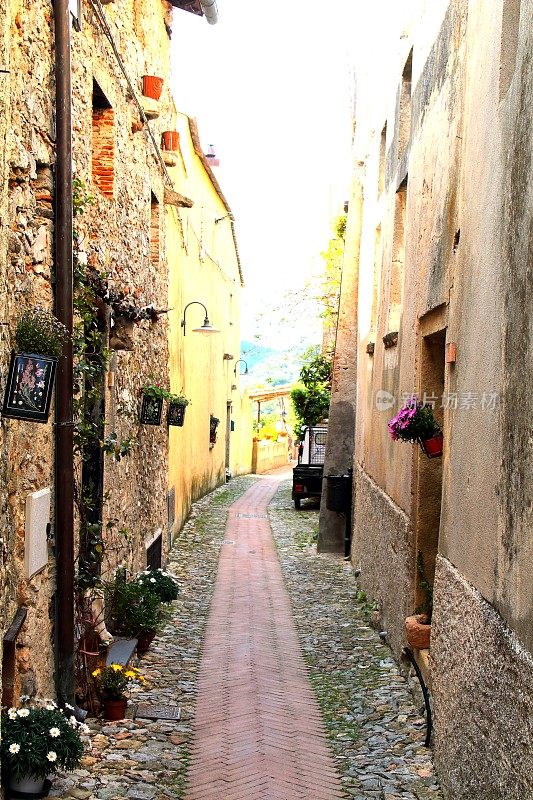 在意大利利古里亚的里维埃拉，可以看到一个中世纪的小村庄