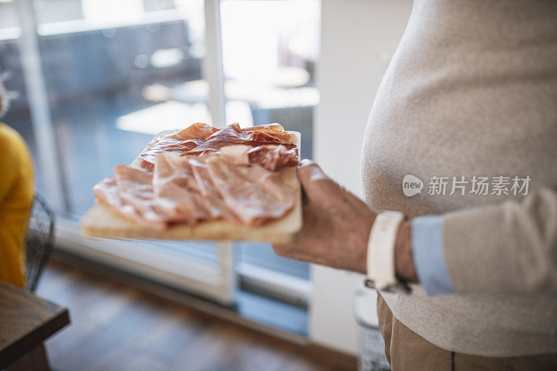 给在家吃早午餐的客人送熟食的老人