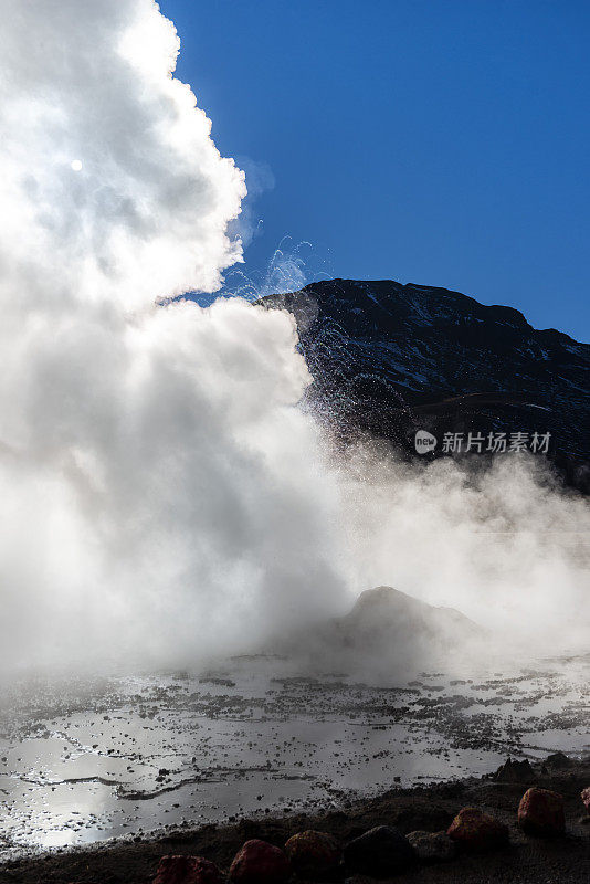 火山地区-间歇泉-埃尔塔提奥-地热能-阿塔卡马沙漠-安第斯高原-自然景观-干旱气候-安第斯山脉-山谷