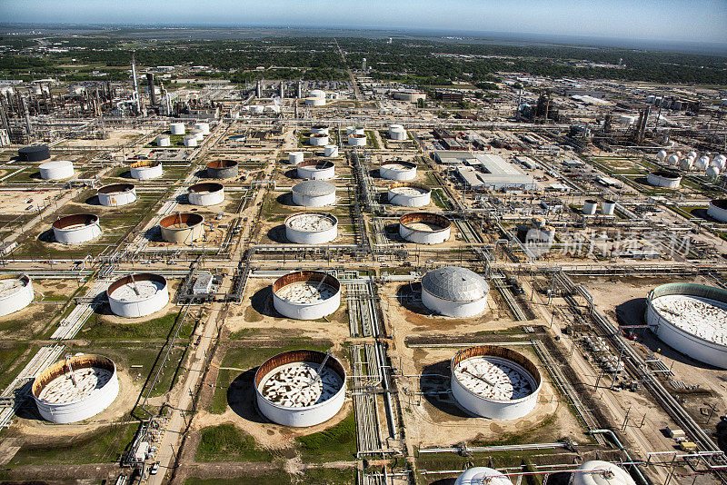 德克萨斯州东南部炼油厂的石油储存设施