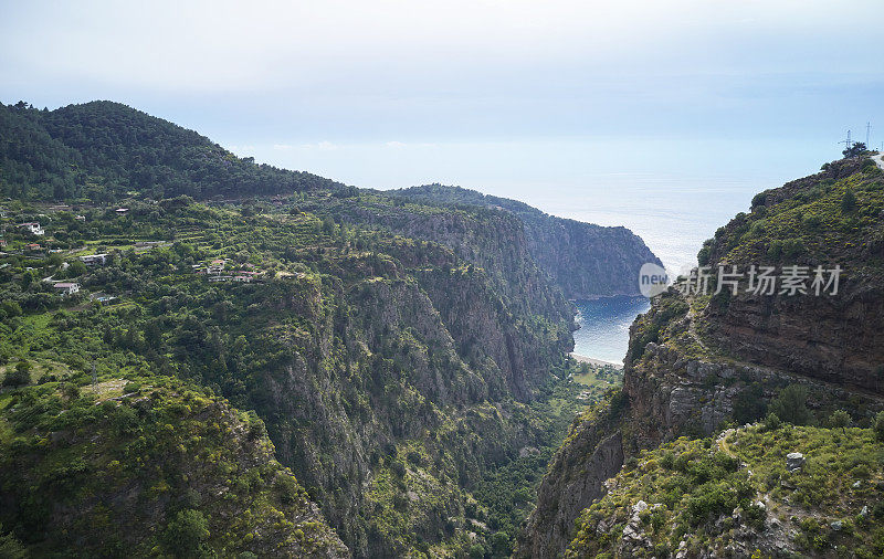 旅行者欣赏风景