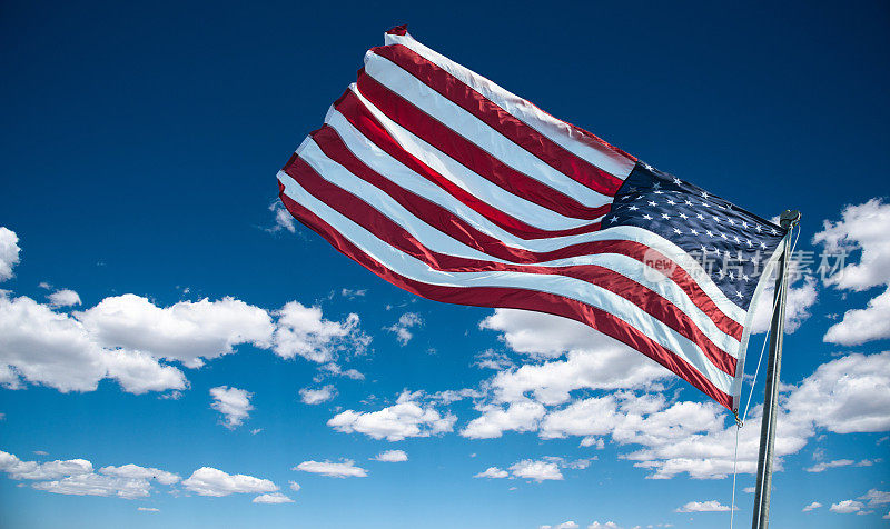 黄昏时分，天空中飘扬的美国国旗