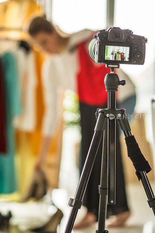 三脚架上的相机为时尚博客录制视频