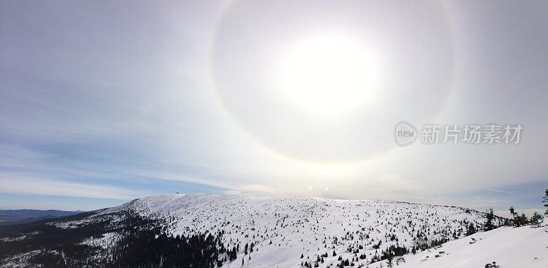 冬季仙境。的雪山风景。光环的太阳