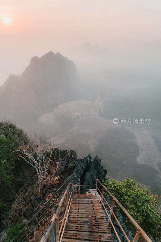 从上往下看，可欣赏到帕安雾中的山景