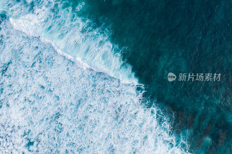 巴厘岛，空中拍摄的绿松石海面与波浪。