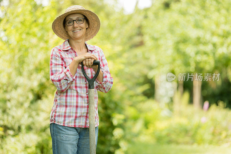 肖像-老年妇女享受放松在花园户外