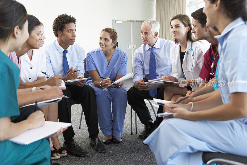 在病例会议上，医务人员围成一圈就坐