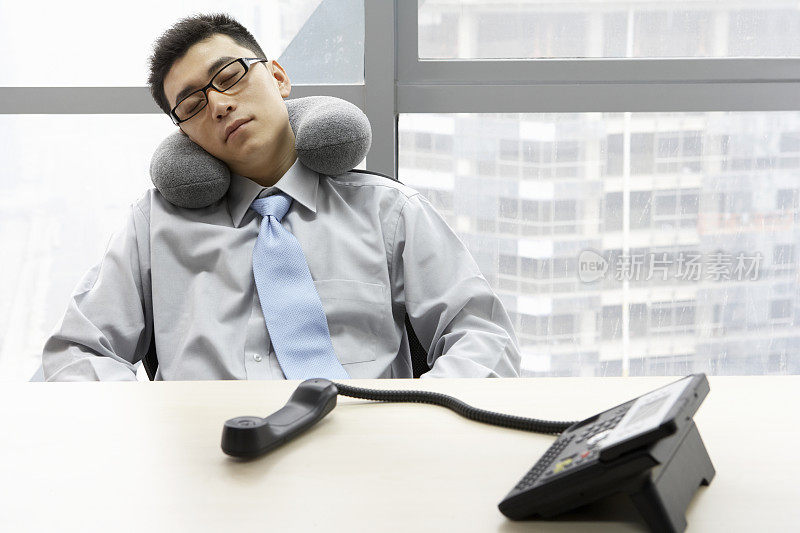 在办公室打瞌睡的商务男性