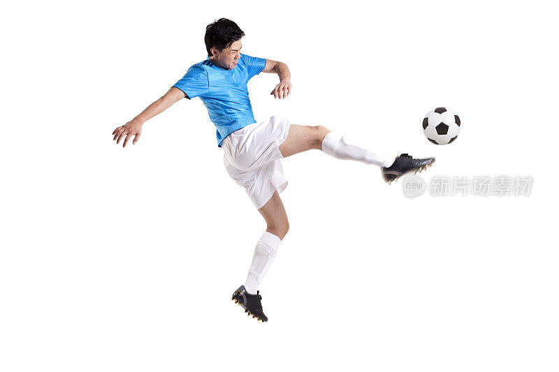 足球运动员踢球