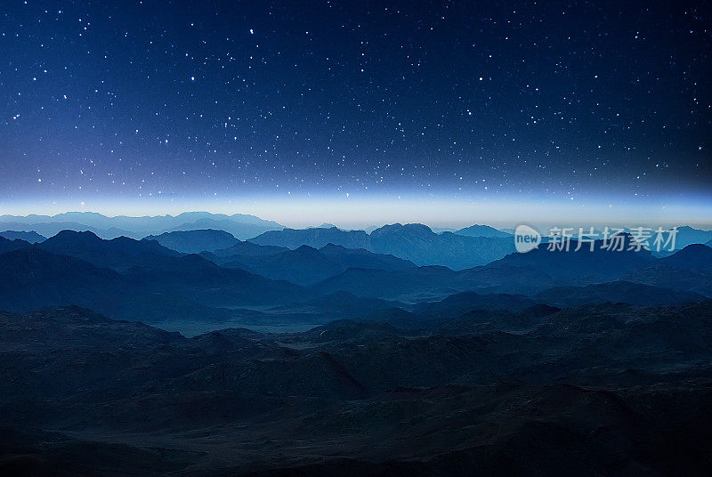 埃及日出前的夜山。