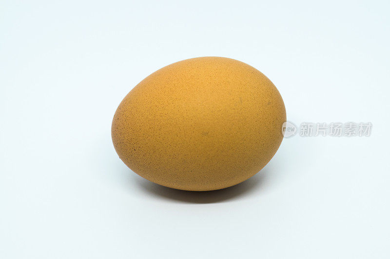 一个单独的棕色鸡蛋分离在白色上。