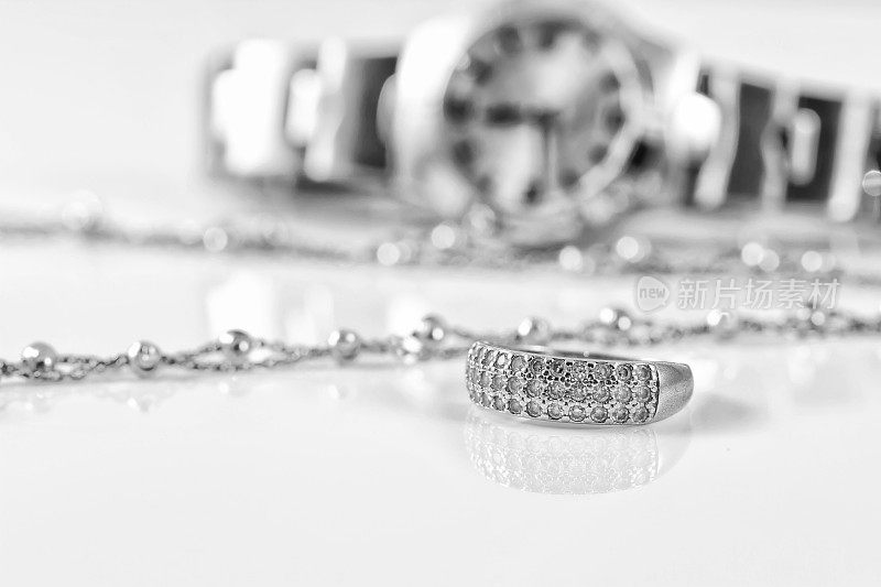 银戒指和表链的背景
