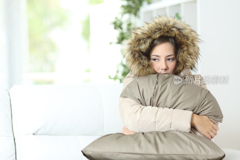 女人在寒冷的家里穿得很暖和