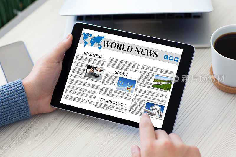 男手握平板电脑世界新闻表笔记本手机