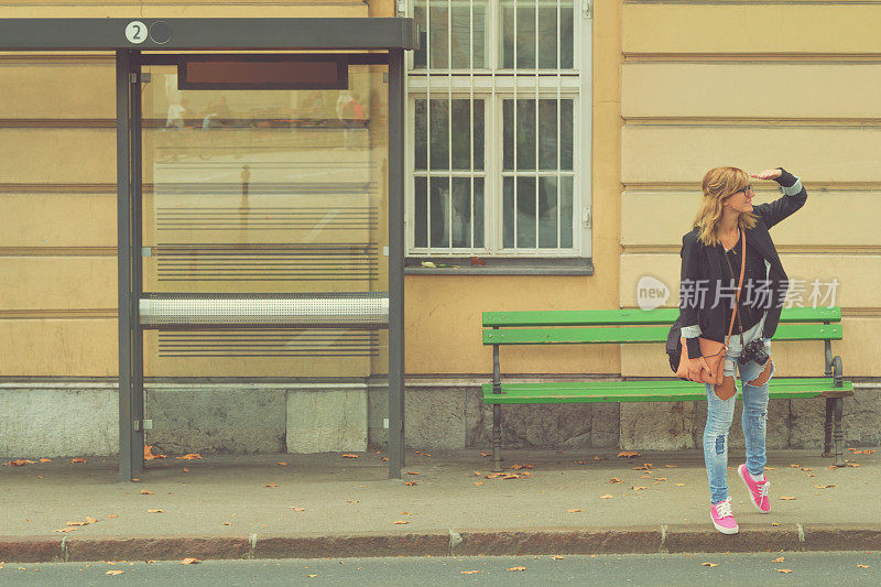 女孩在等公共汽车。