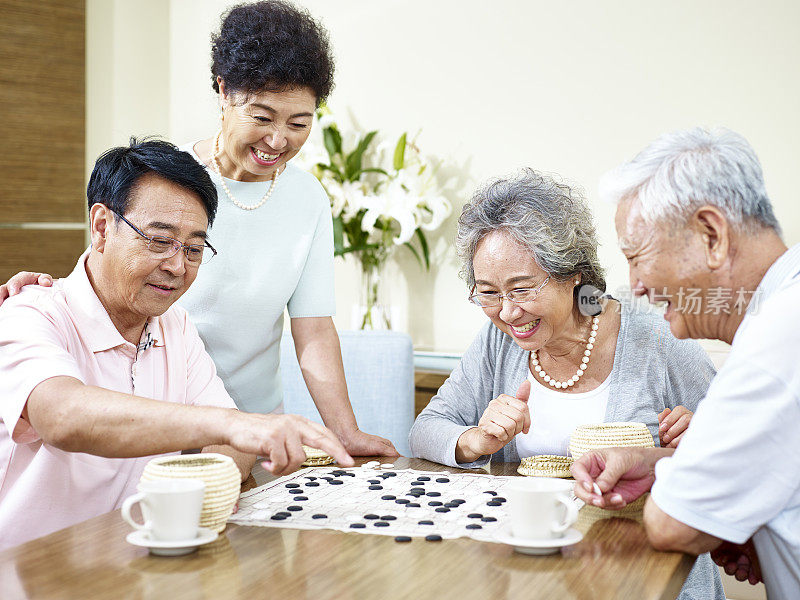 亚洲老年人玩围棋