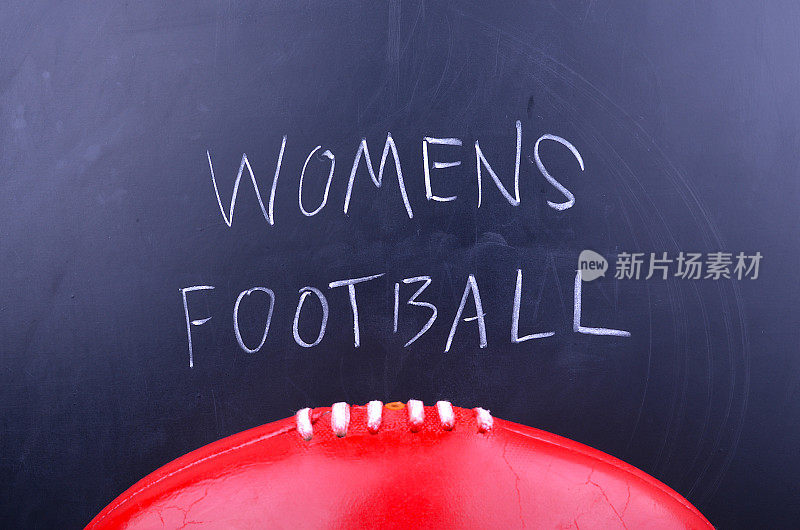 女性踢澳式足球