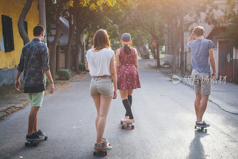一群朋友在户外玩滑板